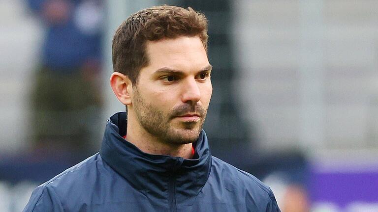 Philipp Eckart trainiert seit Freitag den FV 04 Würzburg in der Fußball-Bayernliga. Das Foto entstand im Mai 2023 als Co-Trainer beim Fußball-Drittligisten Erzgebirge Aue.