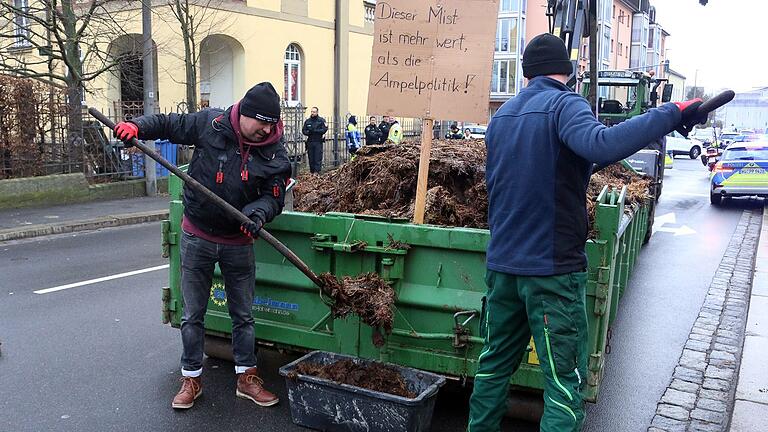 Demonstrativ luden die Landwirte vor der Schweinfurter SPD-Zentrale Mist ab. Demonstrativ luden die Landwirte vor der Schweinfurter SPD-Zentrale Mist ab.