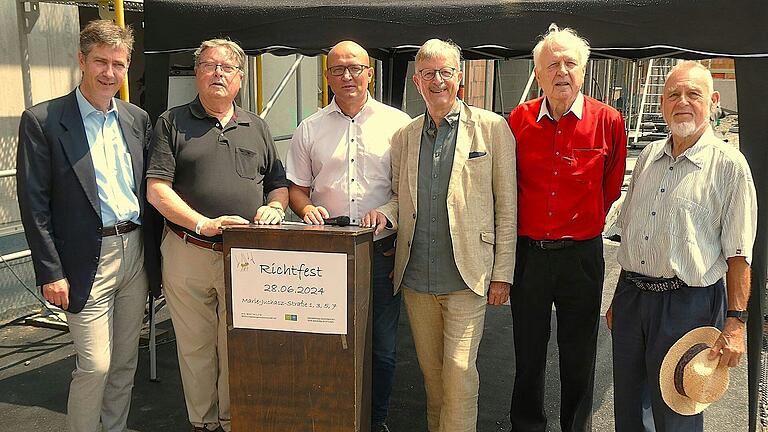 Das Richtfest war ein besonderer Meilenstein eines beeindruckenden Bauprojektes. Über den Baufortschritt freuen sich (von links):&nbsp; Oberbürgermeister Christian Schuchardt,&nbsp; Stiftungsratsvorsitzender Adolf Bauer, Vorstand Wolfgang Heck, Christian Baumgart,&nbsp;Aufsichtsratsvorsitzender&nbsp;Jürgen Weber, Wolfgang Voigt.
