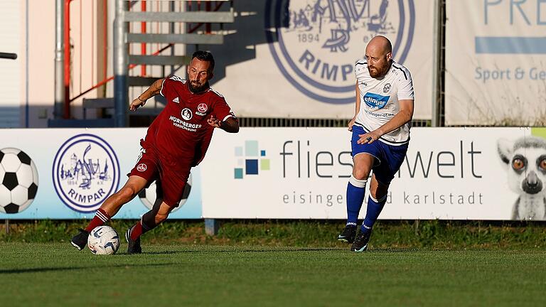 Oliver Gorgiev (links) zieht an Stefan Ruhl (ASV) vorbei.