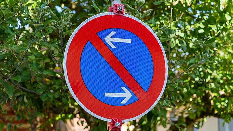 Solche Parkverbotsschilder stehen nun in der Straße 'Am Solzbach'. Solche Parkverbotsschilder stehen nun in der Straße 'Am Solzbach'.