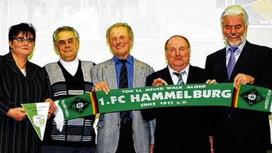 „You'll never walk alone“ ist keine leere Worthülse beim FC Hammelburg. Das symbolisieren (von links) stellvertretender Vorsitzender André Nagelsmann, Jugendabteilungsleiterin Birgit Schaupp, Ehrenmitglied Erich Schneider, Hans Köhler, Vorsitzender Andreas Ruppert, Ehrenvorsitzender Georg Schilling und Schirmherr Edgar Hirt mit diesem Spruchband. „You'll never walk alone“ ist keine leere Worthülse beim FC Hammelburg. Das symbolisieren (von links) stellvertretender Vorsitzender André Nagelsmann, Jugendabteilungsleiterin Birgit Schaupp, Ehrenmitglied Erich Schneider, Hans Köhler, Vorsitzender Andreas Ruppert, Ehrenvorsitzender Georg Schilling und Schirmherr Edgar Hirt mit diesem Spruchband.