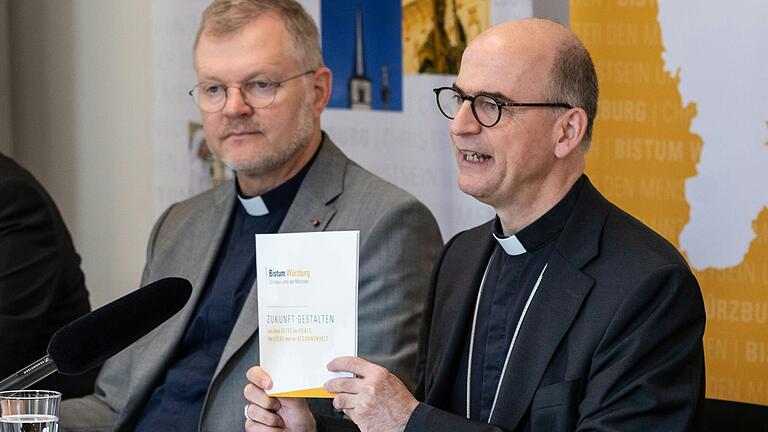 'Wir haben keine Zeit zu verlieren': (v.li.)&nbsp; Generalvikar Jürgen Vorndran und Bischof Franz Jung bei der Vorstellung der strategischen Ziele des Bistums Würzburg.