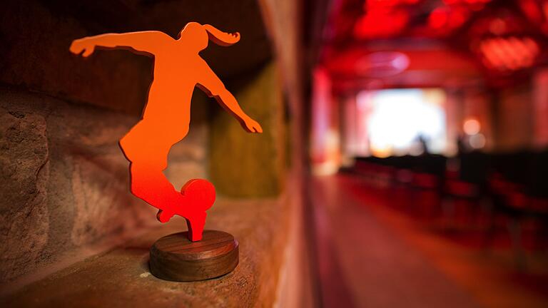Vereine, Teams oder Projekte, die sich um die Förderung des weiblichen Fußballs verdient gemacht haben, können sich um den Mädchen- und Frauenfußball-Preis „Lotte“ bewerben. Vergeben wird die Auszeichnung vom Nachwuchsförderzentrum für Juniorinnen an der Universität Würzburg. Vereine, Teams oder Projekte, die sich um die Förderung des weiblichen Fußballs verdient gemacht haben, können sich um den Mädchen- und Frauenfußball-Preis „Lotte“ bewerben. Vergeben wird die Auszeichnung vom Nachwuchsförderzentrum für Juniorinnen an der Universität Würzburg.