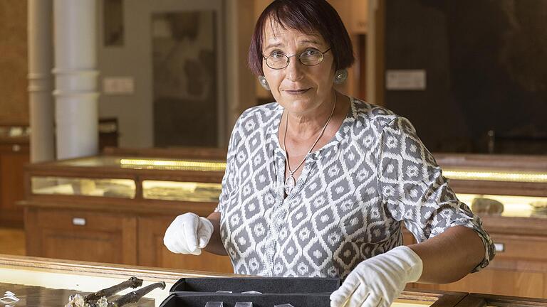 Prof. Madelaine Böhme im Ausstellungsraum der Universität Tübingen. Links im Bild die Elle und das Schienbein von Udo. Prof. Madelaine Böhme im Ausstellungsraum der Universität Tübingen. Links im Bild die Elle und das Schienbein von Udo.