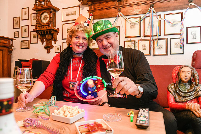 'Fastnacht in Franken' auf dem Sofa: Fastnachts-Ehrenpräsident Bernhard Schlereth und seine Frau Christl in ihrem Wohnzimmer in Veitshöchheim. Schlereth war als Donald-Trump-Parodie auch Teil der Sendung. 'Fastnacht in Franken' auf dem Sofa: Fastnachts-Ehrenpräsident Bernhard Schlereth und seine Frau Christl in ihrem Wohnzimmer in Veitshöchheim. Schlereth war als Donald-Trump-Parodie auch Teil der Sendung.