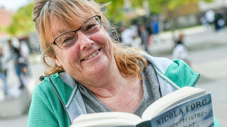 Nicola Förg nach ihrer Lesung an der Ochsenfurter Realschule. Ochsenfurt ist einer der Schauplätze im neuen Roman der Bestsellerautorin aus dem Allgäu.&nbsp;