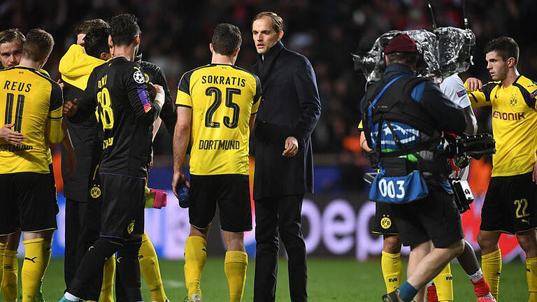 Aus       -  Trainer Thomas Tuchel versucht die BVB-Spieler nach dem Aus in der Champions League zu trösten. Foto: Bernd Thissen