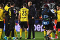 Aus       -  Trainer Thomas Tuchel versucht die BVB-Spieler nach dem Aus in der Champions League zu trösten. Foto: Bernd Thissen