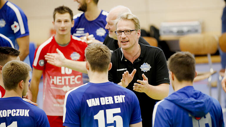 Fabian Sagstetter (rotes Trikots) gehört ab sofort nicht mehr zum Team der Eltmanner Heitec Volleys.