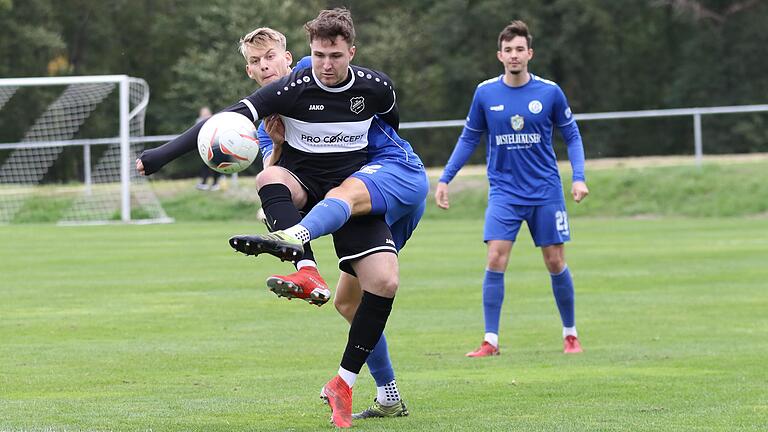 Vincent Held (vorne, hier im Zweikampf mit Nico Wagner vom FV 04 Würzburg) war zuletzt kaum aufzuhalten: Gegen den FV erzielte der Angreifer vom FC Geesdorf zwei Tore. Vincent Held (vorne, hier im Zweikampf mit Nico Wagner vom FV 04 Würzburg) war zuletzt kaum aufzuhalten: Gegen den FV erzielte der Angreifer vom FC Geesdorf zwei Tore.