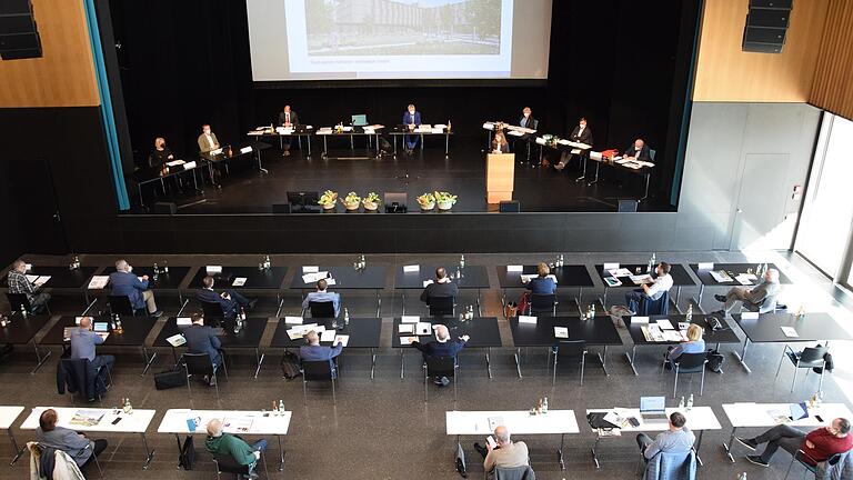 Bald soll in Main-Spessart neben dem regulären Kreistag (hier in der Lohrer Stadthalle im vergangenen Frühjahr) auch ein Jugendkreistag das politische Geschehen mitbestimmen.