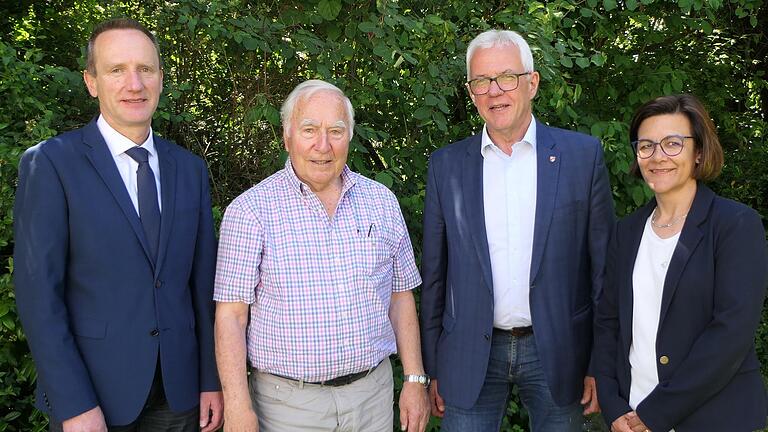 Seinen 90. Geburtstag feierte Helmut Küspert aus Haßfurt (von links): stellvertretender Landrat Michael Ziegler, der Jubilar, Bürgermeister Günther Werner und Christine Rottmann, zweite Konrektorin der Dr.-Auguste-Kirchner-Realschule.