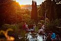 Im Sommer kann man im Biergarten des 'Fränkischen Hof' in Marktbreit entspannt neben einigen Kunstfiguren am Wasser sitzen.