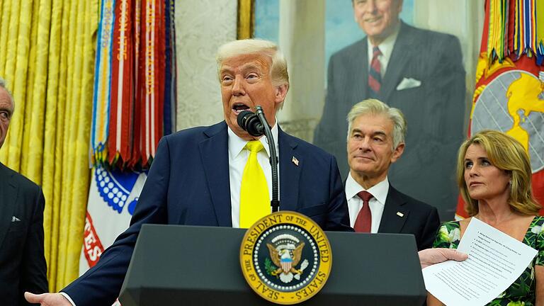 US-Präsident Donald Trump       -  &bdquo;Wenn nun aus irgendeinem Grund eine der beiden Parteien es sehr schwierig macht, werden wir einfach sagen: Ihr seid dumm&rdquo;, sagt Trump über den Stand der Vermittlungen im Ukraine-Krieg.
