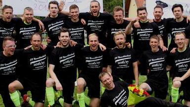 Althütten - Die Meisterschaft in der A-Klasse 5 entscheid im letzten Spiel die SV Neuschleichach für sich. Unser Bild zeigt die Meistermannschaft mit (hinten, von links) Spielleiter Thomas Friedrich, Bastian Neeb, Alexander Barthelme, Pascal Burgis, Benjamin Leuchter, Julian Turzer, Manuel Koch, Simon Schnös, Adrian Eichhorn und Nico Koch sowie (Mitte, von links) Sven Schwaten, Spielertrainer Jonas Schmitt, Johannes Barthelme, Sebastian Karg, Frank Mahr, Paul Daniel, Alexander Neeb und vorne Keeper Thomas Huttner. Althütten - Die Meisterschaft in der A-Klasse 5 entscheid im letzten Spiel die SV Neuschleichach für sich. Unser Bild zeigt die Meistermannschaft mit (hinten, von links) Spielleiter Thomas Friedrich, Bastian Neeb, Alexander Barthelme, Pascal Burgis, Benjamin Leuchter, Julian Turzer, Manuel Koch, Simon Schnös, Adrian Eichhorn und Nico Koch sowie (Mitte, von links) Sven Schwaten, Spielertrainer Jonas Schmitt, Johannes Barthelme, Sebastian Karg, Frank Mahr, Paul Daniel, Alexander Neeb und vorne Keeper Thomas Huttner.