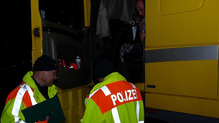 Zwei Polizeibeamte überprüfen auf der Rastanlage Haidt einen Laster-Fahrer, kurz bevor er losfahren will.
