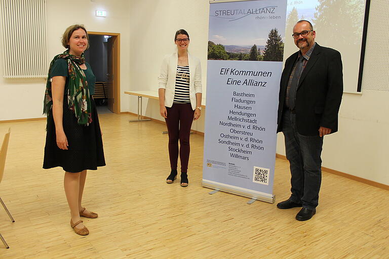 Neu in den Reihen der Lenkungsgruppe der Streutalallianz ist nun Julia Rösch (links) von der Bayerischen Verwaltungsstelle des UNESCO-Biosphärenreservats Rhön. Sehr zur Freude von Allianzmanagerin Gertraud Kokula und dem Allianzvorsitzenden Martin Link. Neu in den Reihen der Lenkungsgruppe der Streutalallianz ist nun Julia Rösch (links) von der Bayerischen Verwaltungsstelle des UNESCO-Biosphärenreservats Rhön. Sehr zur Freude von Allianzmanagerin Gertraud Kokula und dem Allianzvorsitzenden Martin Link.
