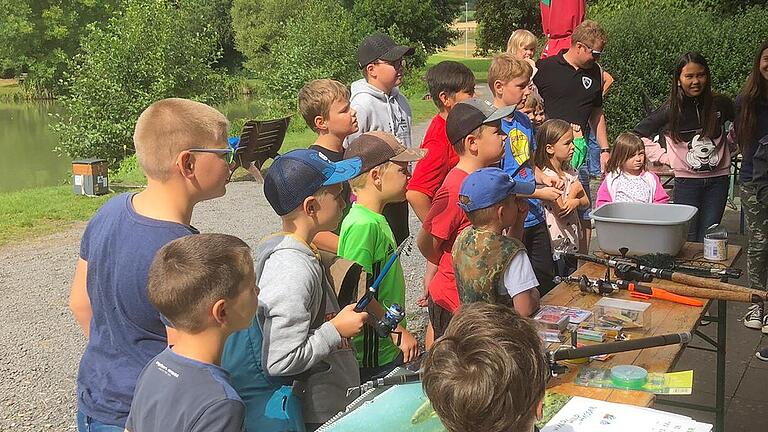 Beim Kinderferienprogramm des Nordheimer Angelvereins konnten 18 Kinder den direkten Kontakt zur Natur wahrnehmen. Welche Fischarten leben in der Streu, welche im Angelteich von Nordheim? Die Rhöner Bachforelle, die Mühlkoppe, die Äsche, aber auch der Karpfen, der Hecht, sowie der Barsch, alle haben ihre angestammte Heimat. Zum Beispiel benötigt die Bachforelle klares, fließendes, kaltes Wasser, sowie einen sauberen, kiesigen Untergrund. Auf diese Heimat müssen wir achtgeben. Nur wessen Haus in Ordnung ist, kann sich darin auch wohlfühlen.Von: Ludwig Fleckenstein, für den Angelverein Nordheim