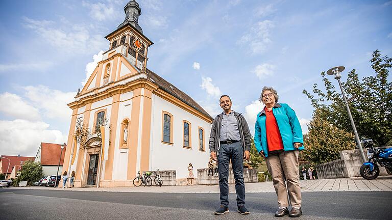 Udo Vogt und Maria Voit engagieren sich seit Jahren für die sanierungsbedürftige Kirche St. Barbara in Oberschwappach.&nbsp;
