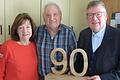 Die SPD-Ortsvorsitzende Ingrid Stryjksi und MdL Volkmar Halbleib gratulierten Otto Hofmann zum 90. Geburtstag.