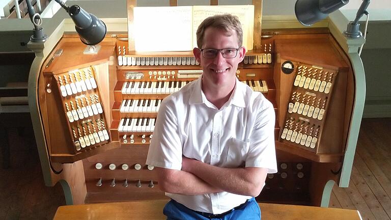 Dekanatskantor Martin Blaufelder an der Orgel der Kitzinger Stadtkirche.