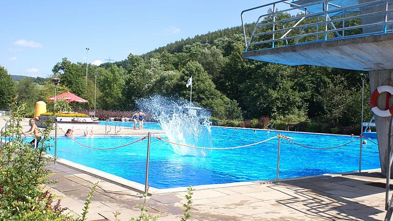 Arschbombe oder Flachköpper - was aus dem Burgsinner Freibad werden soll, schlägt hohe Wellen im Gemeinderat und in der Bevölkerung. Entscheidend aber ist: Noch ist der staatliche Millionenzuschuss zur geplanten Sanierung nicht gewährt.