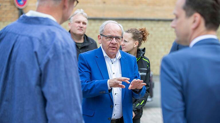 Regierungspräsident Eugen Ehmann hörte sich die Sorgen des Weinbauvereins an und hofft auf eine Lösung für die Zukunft.