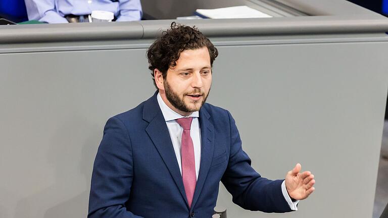 Bundestag - Im Gespräch: Der Bundestagsabgeordnete Banaszak. (Archivbild) Bundestag - Im Gespräch: Der Bundestagsabgeordnete Banaszak. (Archivbild)
