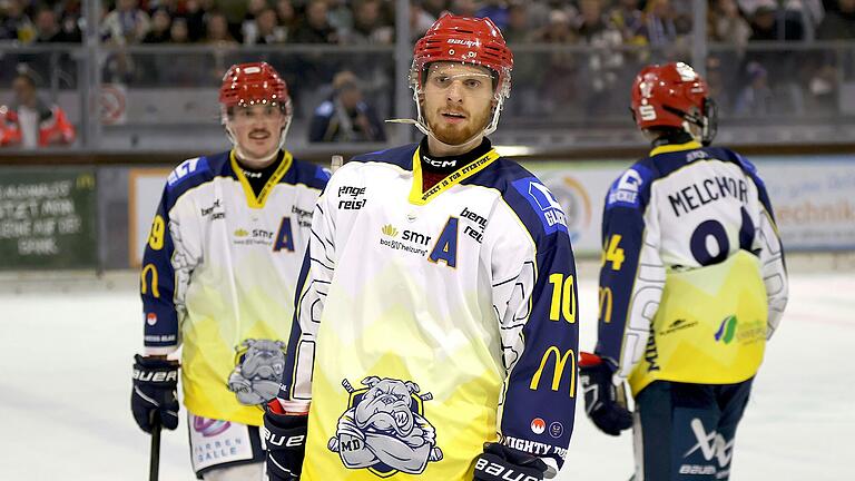 Kevin Heckenberger (Mitte, Bild von September), traf für den ERV Schweinfurt zur 4:2-Führung in Dingolfing. Die Mighty Dogs verloren nach Verlängerung 7:8.