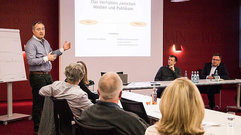 Über den &bdquo;Journalismus im digitalen Wandel&ldquo; ging es bei der Web Week im Verlagsgebäude der Main-Post am Heuchelhof. Roland Schmitt-Raiser, Themenchef Digital, klärte über das veränderte Nutzungsverhalten auf. Daneben zu sehen sind Ivo Knahn, stellvertretender Chefredakteur (vorne, Mitte) und Andreas Kemper (vorne, rechts), Leitender Redakteur in der Chefredaktion.