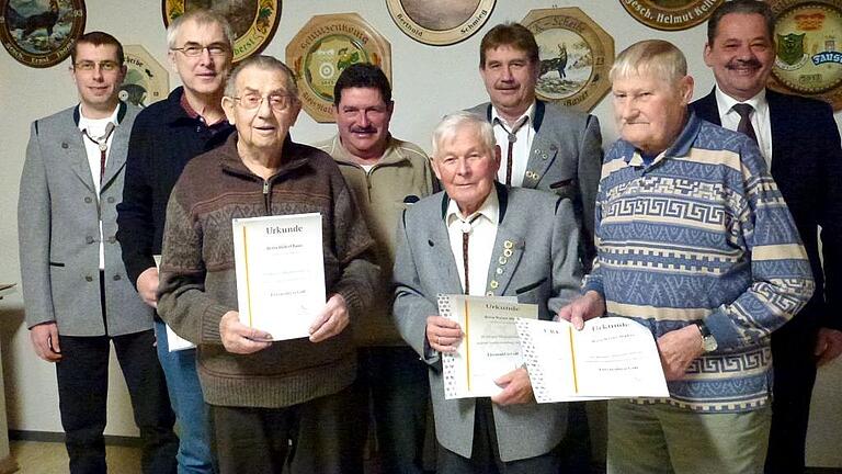 Ehrungen beim Wenkheimer Schützenverein: Im Bild (von links) Michael Buhlmann (Oberschützenmeister), Bernhard Bauer, Hubert Bauer, Emil Baunach (Ortsvorsteher), Werner Hörner, Gerald Bauer (stellvertretender Vorsitzender), Werner Döpfert und Bürgermeister Otmar Dürr. Es fehlen Alois Blatz und Albert Seubert.