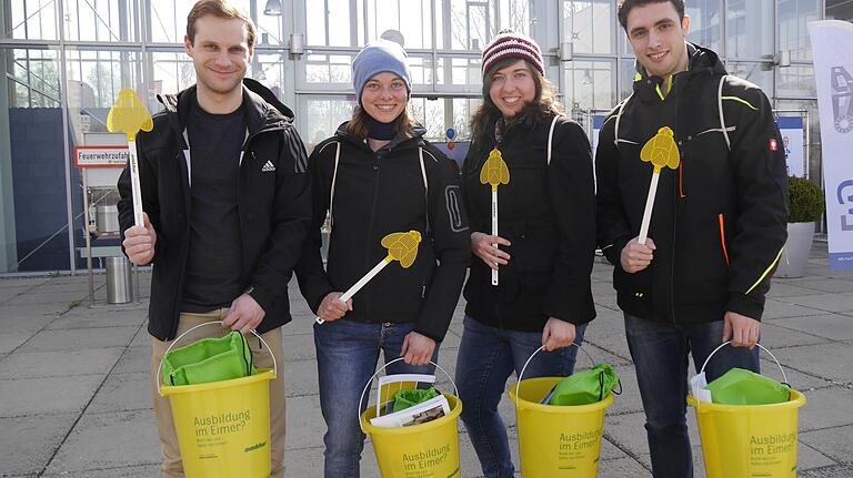 Keine Klatsche auf dem Arbeitsmarkt: Von der Reinigungsfirma Amthor gibts Putzeimer.