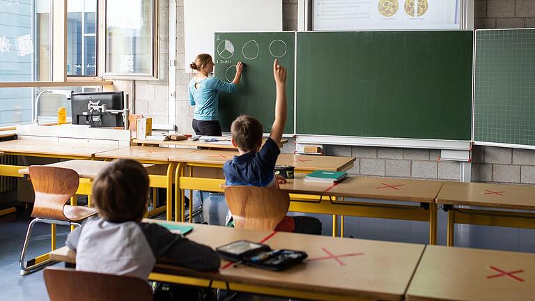 Ab 22. Februar sollen in Bayern Schulen und Kitas wieder stufenweise geöffnet werden – aber nur in Städten und Landkreisen mit einer Inzidenz von unter 100.