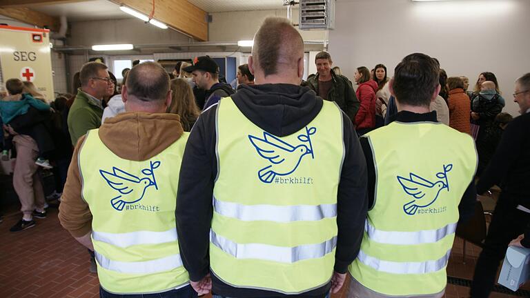 Inzwischen bildeten sich etliche Initiativen für Geflüchtete im Landkreis. Auch der Verein Bad Brückenau hilft! (im Bild) unterstützt Flüchtlinge aus der Ukraine bei ihrer Ankunft im Landkreis. Inzwischen bildeten sich etliche Initiativen für Geflüchtete im Landkreis. Auch der Verein Bad Brückenau hilft! (im Bild) unterstützt Flüchtlinge aus der Ukraine bei ihrer Ankunft im Landkreis.
