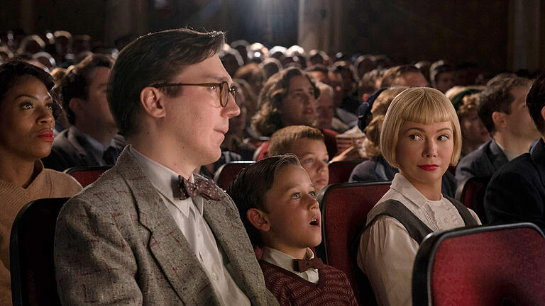 Der-Film--Die-Fabelmans--kommt-in-die-Ki.jpg       -  Prägend fürs Leben: Der junge Sammy beim ersten Kino-Besuch zwischen Mama (Michelle Williams) und Papa (Paul Dano).