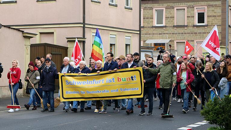 Knapp 400 Menschen nahmen an der Kundgebung im Herbst 2022 gegen die rechtsradikale Kleinstpartei 'Dritter Weg' im Schweinfurter Stadtteil Oberndorf teil. Knapp 400 Menschen nahmen an der Kundgebung im Herbst 2022 gegen die rechtsradikale Kleinstpartei 'Dritter Weg' im Schweinfurter Stadtteil Oberndorf teil.