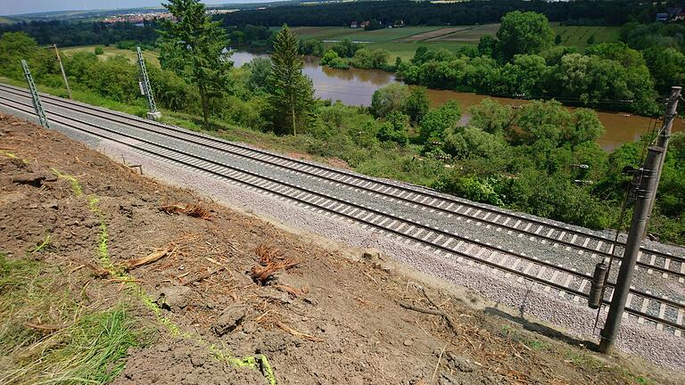 Der Starkregen Anfang Juni verursachte Schäden an der Bahnstrecke Kitzingen-Würzburg. Die Reparatur- und Aufbauarbeiten dauern nach Angaben der Bahn noch an.
