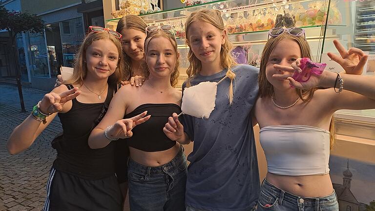 Stadtfest Bad Brückenau: Sparevent mit Stimmungshöhen       -  Diese jungen Damen standen beim Stadtfest auf Süßes.