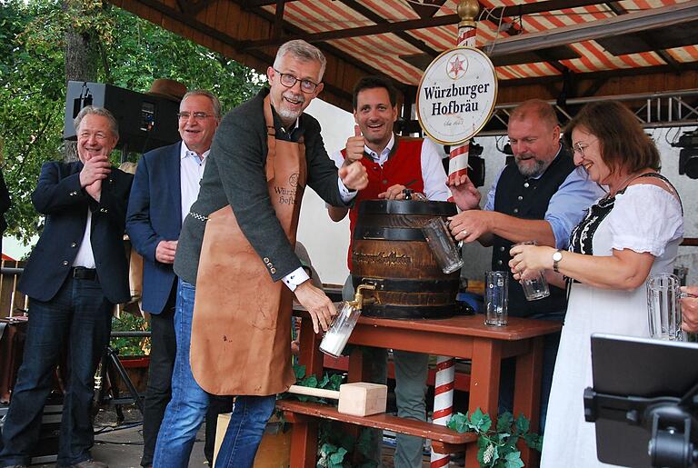 Diesmal hat es geklappt: Bürgermeister Weidners Schürze blieb in diesem Jahr beim Bieranstich sauber. Von links freuen sich Joachim Spatz als Vertreter der Stadt Würzburg, MdB Paul Lehrieder, MdL Björn Jungbauer, Landrat Thomas Eberth und Bezirksrätin Rosa Behon. Diesmal hat es geklappt: Bürgermeister Weidners Schürze blieb in diesem Jahr beim Bieranstich sauber. Von links freuen sich Joachim Spatz als Vertreter der Stadt Würzburg, MdB Paul Lehrieder, MdL Björn Jungbauer, Landrat Thomas Eberth und Bezirksrätin Rosa Behon.