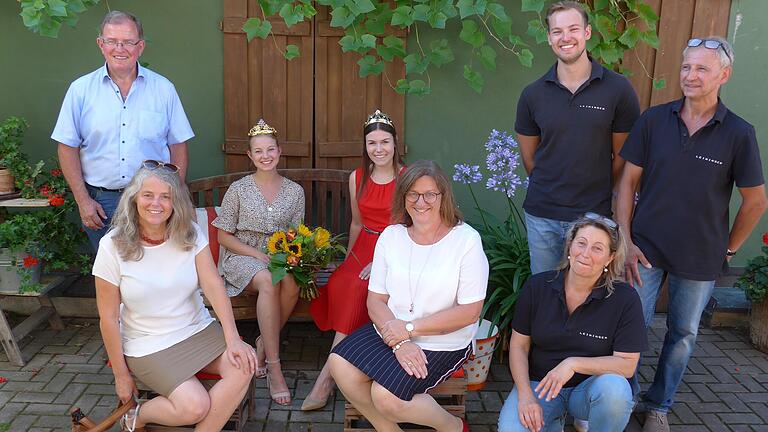 Generationswechsel in der weinfränkischen Kulturlandschaft war das Thema der Sommertour des Bezirks, unter anderem im Weingut Leininger in Eibelstadt, mit Bezirkstagspräsident Erwin Dotzel (v.hi.li.), Weinprinzessin Andrea Engelmann, Weinkönigin Carolin Meyer, Jungwinzer Florian Engelmann, Senior Dirk Engelmann, vorne v. li. den Bezirksrätinnen Christina Feiler und Rosa Behon sowie Monika Engelmann. Generationswechsel in der weinfränkischen Kulturlandschaft war das Thema der Sommertour des Bezirks, unter anderem im Weingut Leininger in Eibelstadt, mit Bezirkstagspräsident Erwin Dotzel (v.hi.li.), Weinprinzessin Andrea Engelmann, Weinkönigin Carolin Meyer, Jungwinzer Florian Engelmann, Senior Dirk Engelmann, vorne v. li. den Bezirksrätinnen Christina Feiler und Rosa Behon sowie Monika Engelmann.