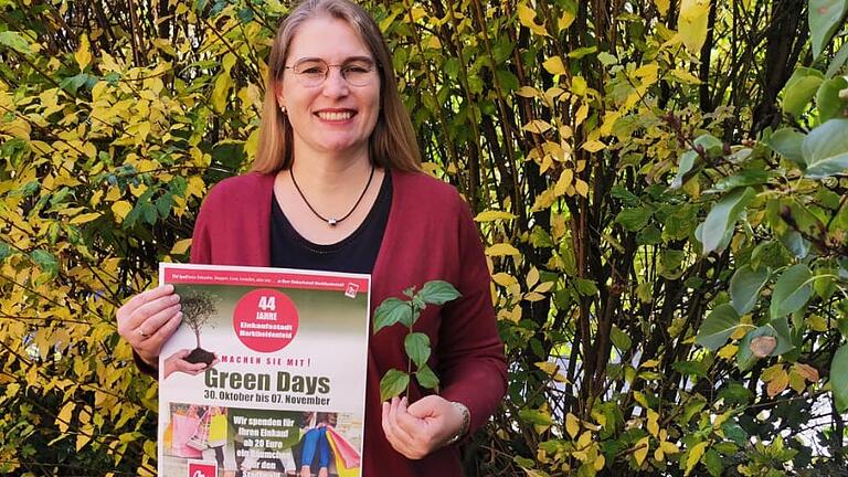 Green Days Marktheidenfeld: Géraldine Barrois präsentiert das Plakat der Werbegemeinschaft zur aktuellen Aktion rund um den Kimaschutz.