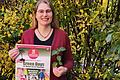 Green Days Marktheidenfeld: Géraldine Barrois präsentiert das Plakat der Werbegemeinschaft zur aktuellen Aktion rund um den Kimaschutz.