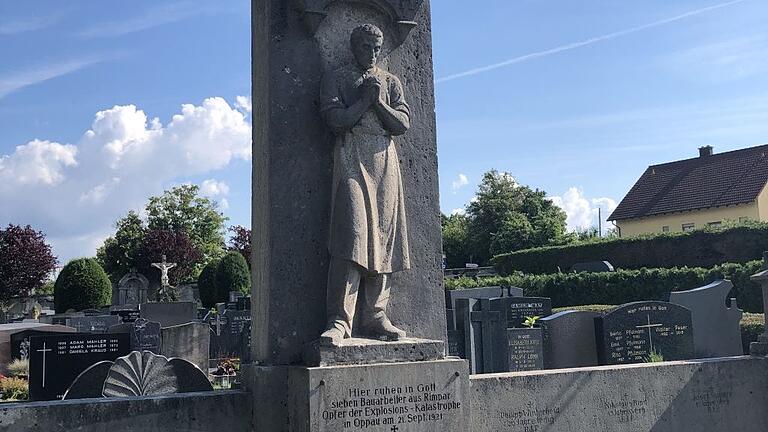 Das Oppauer Denkmal auf dem Rimparer Friedhof erinnert an die Explosion von vor 100 Jahren. Das Oppauer Denkmal auf dem Rimparer Friedhof erinnert an die Explosion von vor 100 Jahren.