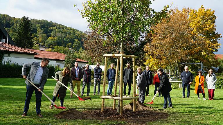 Pflanzung einer Linde mit von links Bürgermeister Johannes Wagenpfahl, Landrätin Sabine Sitter, Behördenleiter Jürgen Eisentraut und Franz-Josef Lang Pflanzung einer Linde mit von links Bürgermeister Johannes Wagenpfahl, Landrätin Sabine Sitter, Behördenleiter Jürgen Eisentraut und Franz-Josef Lang
