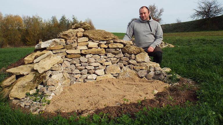 Frank Stierhof vor der Reptilienburg, die er gemeinsam mit den Teilnehmern des Vater-Kind Zeltlager gebaut hat. Frank Stierhof vor der Reptilienburg, die er gemeinsam mit den Teilnehmern des Vater-Kind Zeltlager gebaut hat.