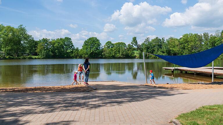 Am Ortsrand von Sulzfeld liegt idyllisch der Badesee mit Campingplatz, auch ein gemütlicher Biergarten gehört dazu.