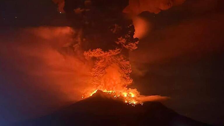 Vulkanausbruch in Indonesien.jpeg       -  Der 725 Meter hohe Vulkan Ruang hat erneut eine 2000 Meter hohe Säule aus Asche, Rauch und Gestein in den Himmel geschleudert.