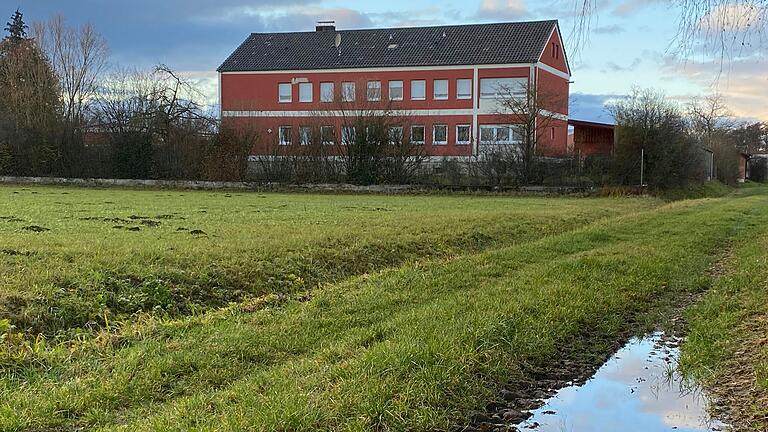 Auf einem Teil dieser Wiese soll das neue Ausbildungszentrum für Feuerwehren entstehen. Dafür muss das Gebäude der Kreisbauhofverwaltung abgerissen werden. Herausforderung ist der Hochwasserschutz.