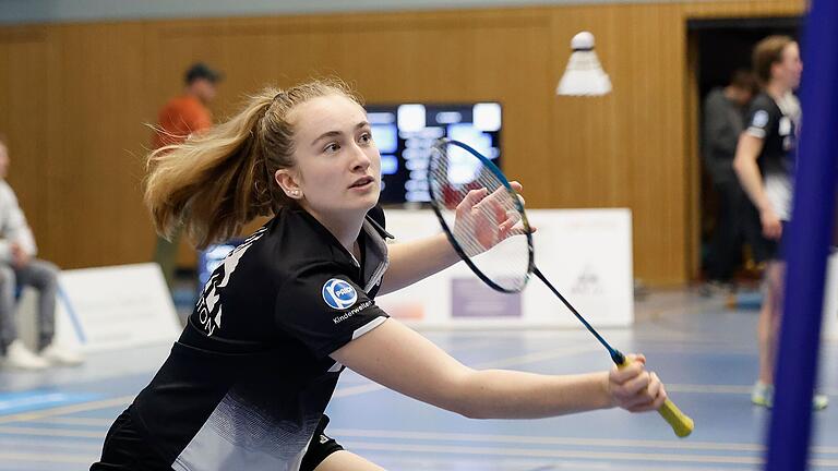 Die Österreicherin Lena Rumpold schlägt für das Badminton-Team des TV Marktheidenfeld beim Heimspiel gegen den TSV Freystadt auf.